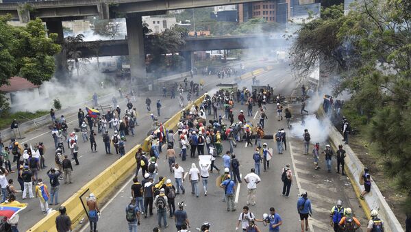 Столкновения оппозиционных активистов с полицией в Каракасе, Венесуэла - اسپوتنیک افغانستان  