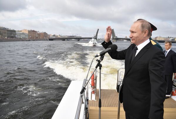 رئیس جمهور روسیه ولادیمیر پوتین  در جشن  روز نیروی بحری در پترزبورگ - اسپوتنیک افغانستان  