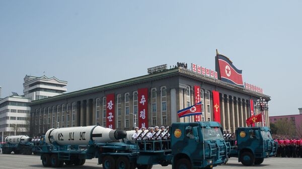 Баллистические ракеты подводных лодок (БРПЛ) Пуккыксон-1 Корейской народной армии во время парада, приуроченного к 105-й годовщине со дня рождения основателя северокорейского государства Ким Ир Сена, в Пхеньяне - اسپوتنیک افغانستان  