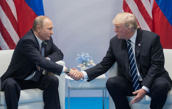 ولادیمیر پوتین رئیس جمهور روسیه با همتای امریکایی خود دونالد ترامپ  در حاشیه گروه بیست رهبران اجلاس   G20 در هامبورگ - اسپوتنیک افغانستان  