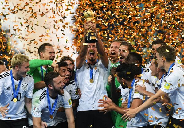 بازیکنان تیم ملی آلمان - برندگان جام کنفدراسیون ها 2017 در مراسم اعطای جوایز بعد از بازی فینال جام کنفدراسیون ها 2017 مسابقه فوتبال بین تیم های ملی شیلی و آلمان - اسپوتنیک افغانستان  