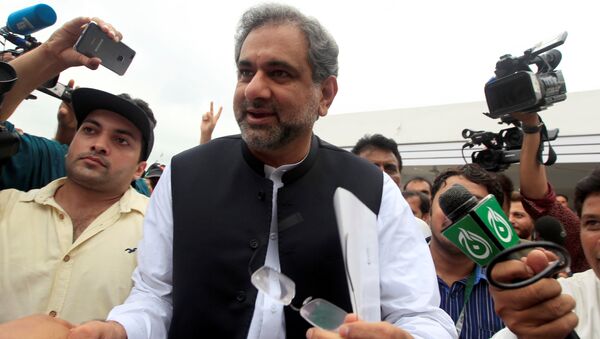Pakistan's former Petroleum Minister and Prime Minister designate Shahid Khaqan Abbasi arrives to attend the National Assembly session in Islamabad, Pakistan August 1, 2017 - اسپوتنیک افغانستان  