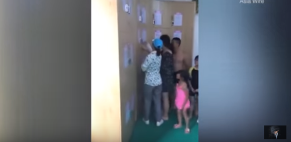 والدین چینای طفل در حال گریه را در الماری لباس گذاشتند+ویدیو والدین چینای طفل در حال گریه را در الماری لباس گذاشتند+ویدیو - اسپوتنیک افغانستان