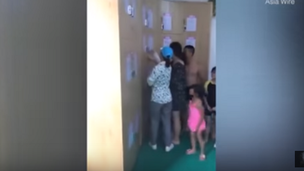 والدین چینای طفل در حال گریه را در الماری لباس گذاشتند+ویدیو - اسپوتنیک افغانستان  