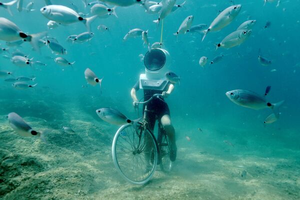 Женщина на велосипеде в Подводном парке в Пуле, Хорватия - اسپوتنیک افغانستان  