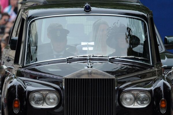 کیت مدلتن با پدرش را در صندلی عقب ماشین رولز رویس در روز عروسی اش - اسپوتنیک افغانستان  