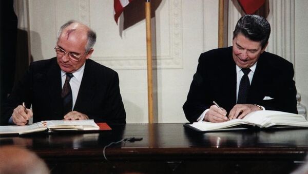 Михаил Горбачев и Рональд Рейган подписывают Договор о ликвидации ракет средней и малой дальности 1987 - اسپوتنیک افغانستان  