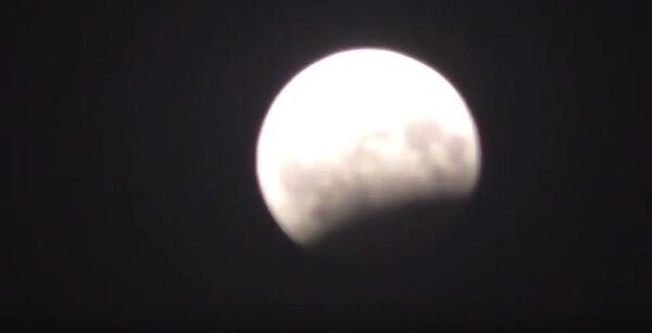 ویدیوی جالب از ماه گرفتگی شب گذشته ویدیوی جالب از ماه گرفتگی شب گذشته - اسپوتنیک افغانستان