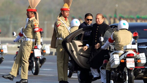Пакистанский премьер-министр Наваз Шариф на военном параде в Исламабаде - اسپوتنیک افغانستان  