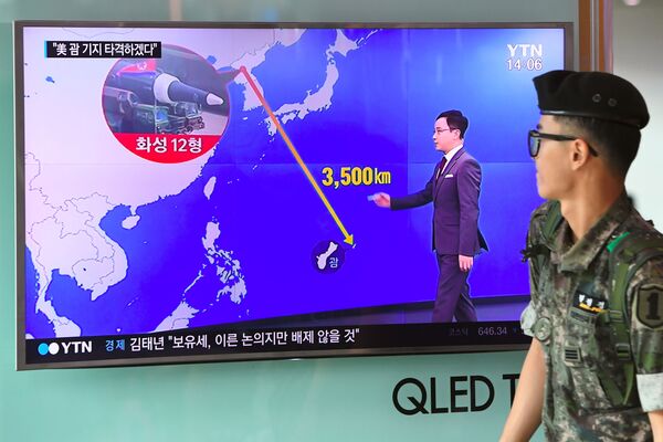 افسر کوریای جنوبی در حال تماشای اخبار شلیک راکت توسط کوریای شمالی - اسپوتنیک افغانستان  