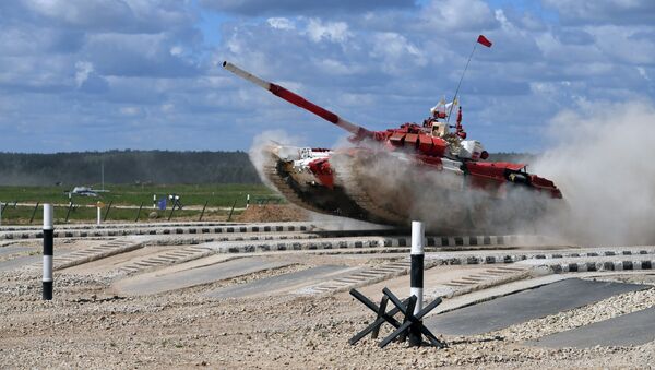 Russian Army's tank crew competes in the semifinal relay race during the tank biathlon competitions of the 2017 International Army Games at the Alabino training ground near Moscow - اسپوتنیک افغانستان  