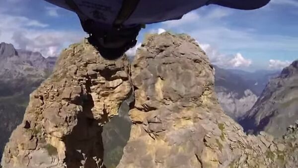 پرواز جوان ایتالیایی از بین شکاف در صخره  با لباس بالدار - اسپوتنیک افغانستان  