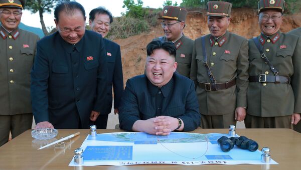 Лидер КНДР Ким Чен Ын во время запуска баллистической ракеты средней дальности Hwasong-12 - اسپوتنیک افغانستان  
