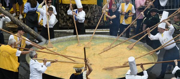 Процесс приготовления огромного омлета в Мальмеди, Бельгия Процесс приготовления огромного омлета в Мальмеди, Бельгия - اسپوتنیک افغانستان
