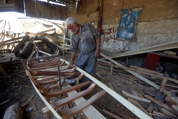 کارگران عراقی حین ساخت  قایق های سنتی در شهر نجف عراق - اسپوتنیک افغانستان  