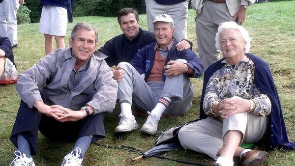 The Bush family,(L-R) Texas Governor and presidential candidate George W., Florida Governor Jeb, former US president George and his wife Barbara watch play during the Foursomes matches 25 September 1999 at The Country Club in Brookline, Massachusetts the site of the 33rd Ryder Cup Matches - اسپوتنیک افغانستان  