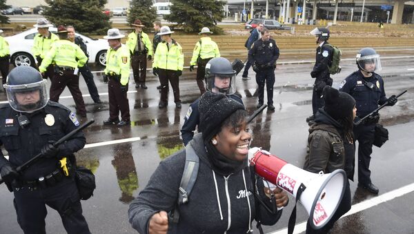A protester named Oluchi of Minneapolis speaks to protesters after they shut down the main road to the Minneapolis St. Paul Airport following a short protest at the Mall of America in Bloomington, Minnesota December 23, 2015 - اسپوتنیک افغانستان  