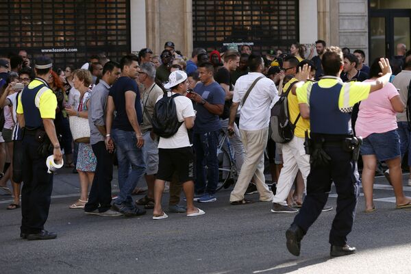 تجمع مردم در محل حادثه – بارسلونا، اسپانیا - اسپوتنیک افغانستان  