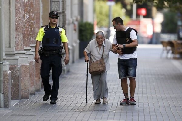 کمک پولیس به یک پیرزن – بارسلونا، اسپانیا - اسپوتنیک افغانستان  