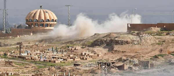 Обстрел боевиками ИГ позиций Республиканской гвардии Сирии на окраине Дейр-эз-Зора. Архивное фото Обстрел боевиками ИГ позиций Республиканской гвардии Сирии на окраине Дейр-эз-Зора. Архивное фото - اسپوتنیک افغانستان