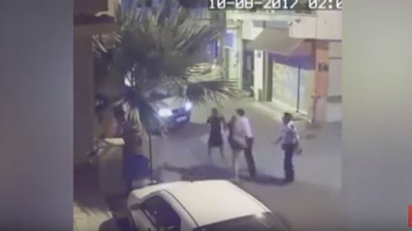 لت و کوب توریست زن توسط پولیس ترکیه + ویدیو - اسپوتنیک افغانستان  