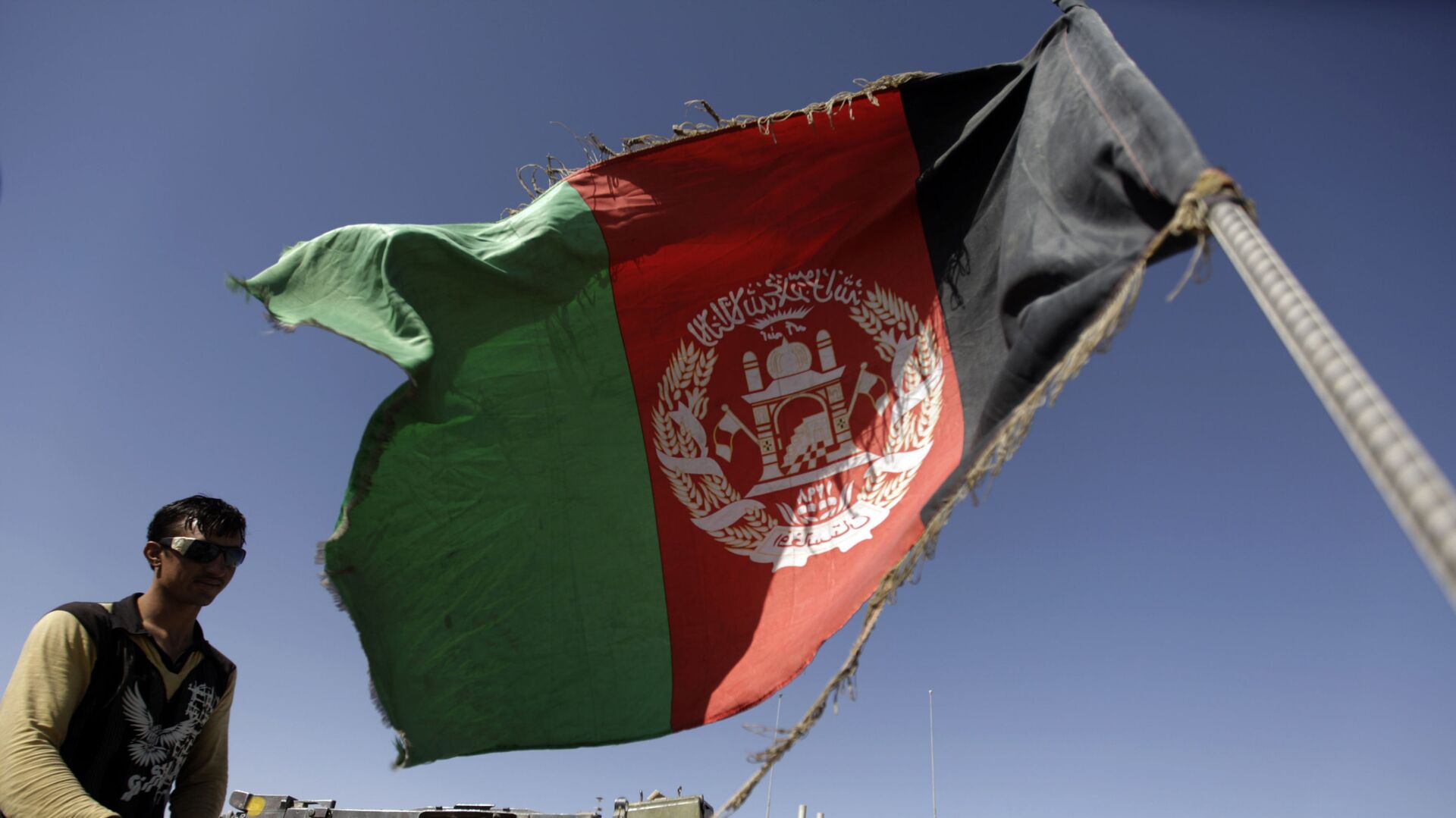 Солдат Национальной Армии Афганистана на фоне афганского флага  - اسپوتنیک افغانستان  , 1920, 08.05.2022