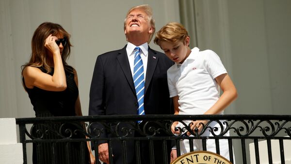 Президент США Дональд Трамп с женой Меланией и сыном во время наблюдения за солнечным затмением в Белом доме - اسپوتنیک افغانستان  