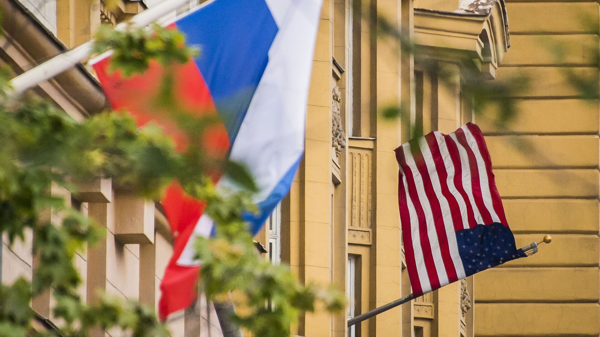Российский и американский флаги на здании американского посольства в Москве - اسپوتنیک افغانستان  , 1920, 17.02.2022