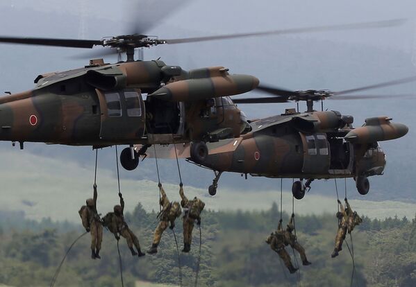 نیروهای خودمختار جاپان با هلیکوپتر UH-60 Black Hawk - اسپوتنیک افغانستان  