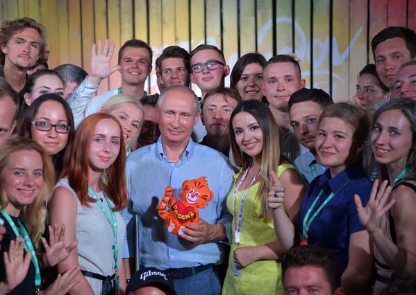 رئيس جمهور روسیه ولادیمیر پوتین در زمان بازدید از گردهمای سالانه جوانان «تواردیا» - اسپوتنیک افغانستان  