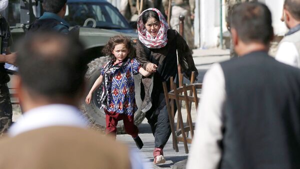 Женщина с ребенком убегает из мечети в Кабуле после нападения боевиков - اسپوتنیک افغانستان  