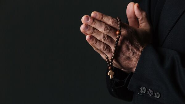 Четки в руках священника - اسپوتنیک افغانستان  