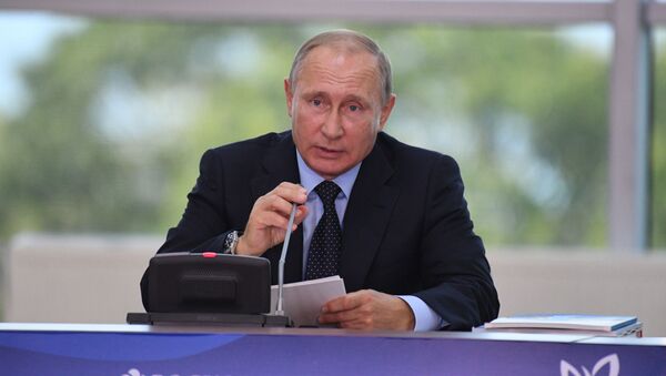 Президент РФ Владимир Путин проводит заседание президиума Государственного совета на территории Дальневосточного федерального университета на острове Русский - اسپوتنیک افغانستان  