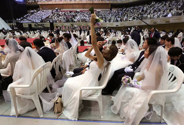 عروس در حال عکس گرفتن در مراسم عروسی دسته جمعی - کوریای جنوبی - اسپوتنیک افغانستان  