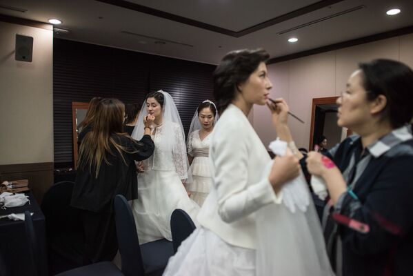 آرایش عروسان قبل از شروع مراسم عروسی دسته جمعی - کوریای جنوبی - اسپوتنیک افغانستان  