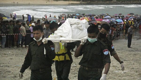 Спасатели эвакуируют тела жертв крушения военного самолета в Мьянме - اسپوتنیک افغانستان  