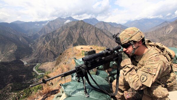 U.S. Army Lieutenant Edward Bachar looks trough his sniper scope at Observation Post Mace in eastern Afghanistan Kunar province, near the border with Pakistan (File) - اسپوتنیک افغانستان  