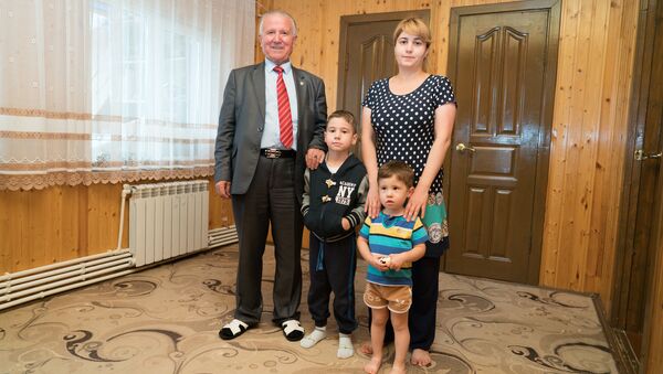 Уроженец Таджикистана Рахмон Джураев и его внуки - Путин и Шойгу - اسپوتنیک افغانستان  