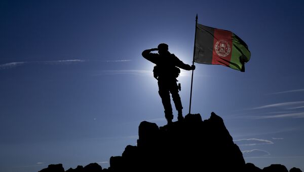 Военный с флагом Афганистана - اسپوتنیک افغانستان  