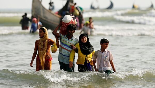 Беженцы-рохинджа выходят на берег со своими вещами после пересечения границы Бангладеш-Мьянма на лодке через Бенгальский залив - اسپوتنیک افغانستان  