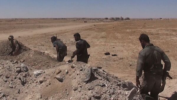 Бойцы сирийской армии во время операции по деблокированию авиабазы ВВС в Дейр-эз-Зоре в районе господствующей высоты Аллуш - اسپوتنیک افغانستان  