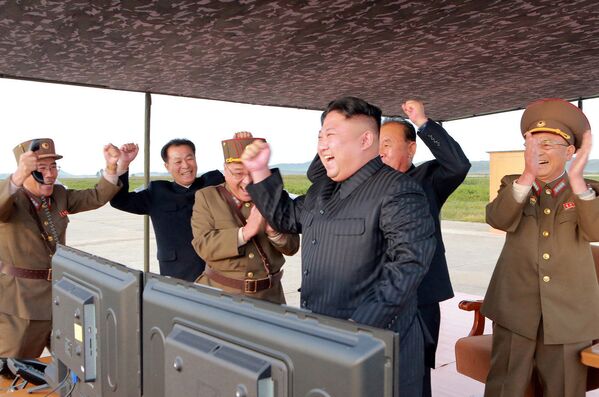 پرتاب راکت بالستیک Hwasong-12   رهبر کوریای شمالی هنگام - اسپوتنیک افغانستان  