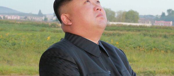 Лидер КНДР Ким Чен Ын во время запуска баллистической ракеты Hwasong-12 Лидер КНДР Ким Чен Ын во время запуска баллистической ракеты Hwasong-12 - اسپوتنیک افغانستان