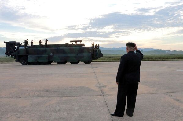 پرتاب راکت بالستیک Hwasong-12   رهبر کوریای شمالی هنگام - اسپوتنیک افغانستان  