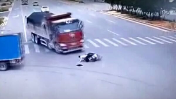 Scooter driver narrowly escapes death after running a red ligh - اسپوتنیک افغانستان  