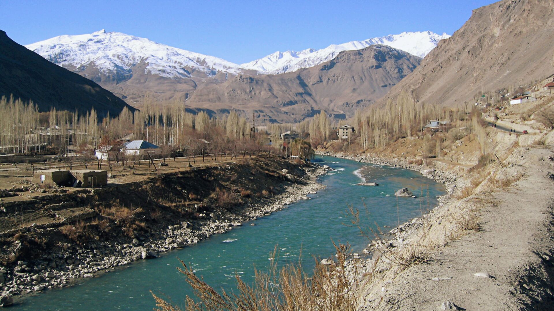 Река Пяндж на границе Таджикистана с Афганистаном в горах Памира - اسپوتنیک افغانستان  , 1920, 15.05.2022