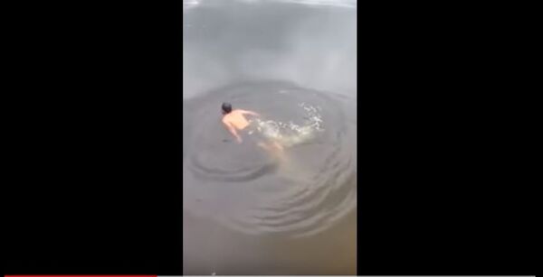 کشیدن جادوگر به زیر آب توسط تمساح+ویدیو کشیدن جادوگر به زیر آب توسط تمساح+ویدیو - اسپوتنیک افغانستان