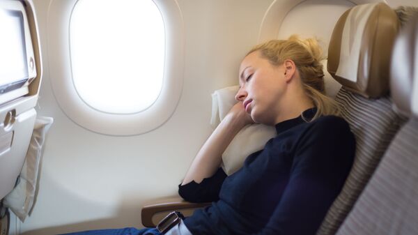 Спящая девушка на борту самолета - اسپوتنیک افغانستان  