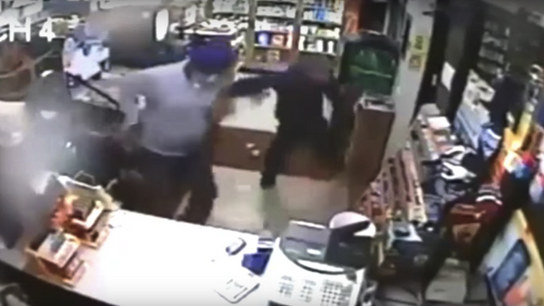Screenshot from CCTV in which Amrick Singh fights off a would-be robber with a slipper - اسپوتنیک افغانستان  