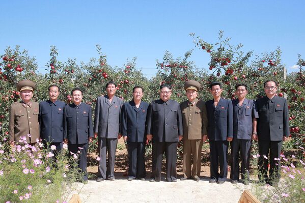 رهبر کوریای شمالی در باغ میوه در ولایت هوانگای جنوبی - اسپوتنیک افغانستان  